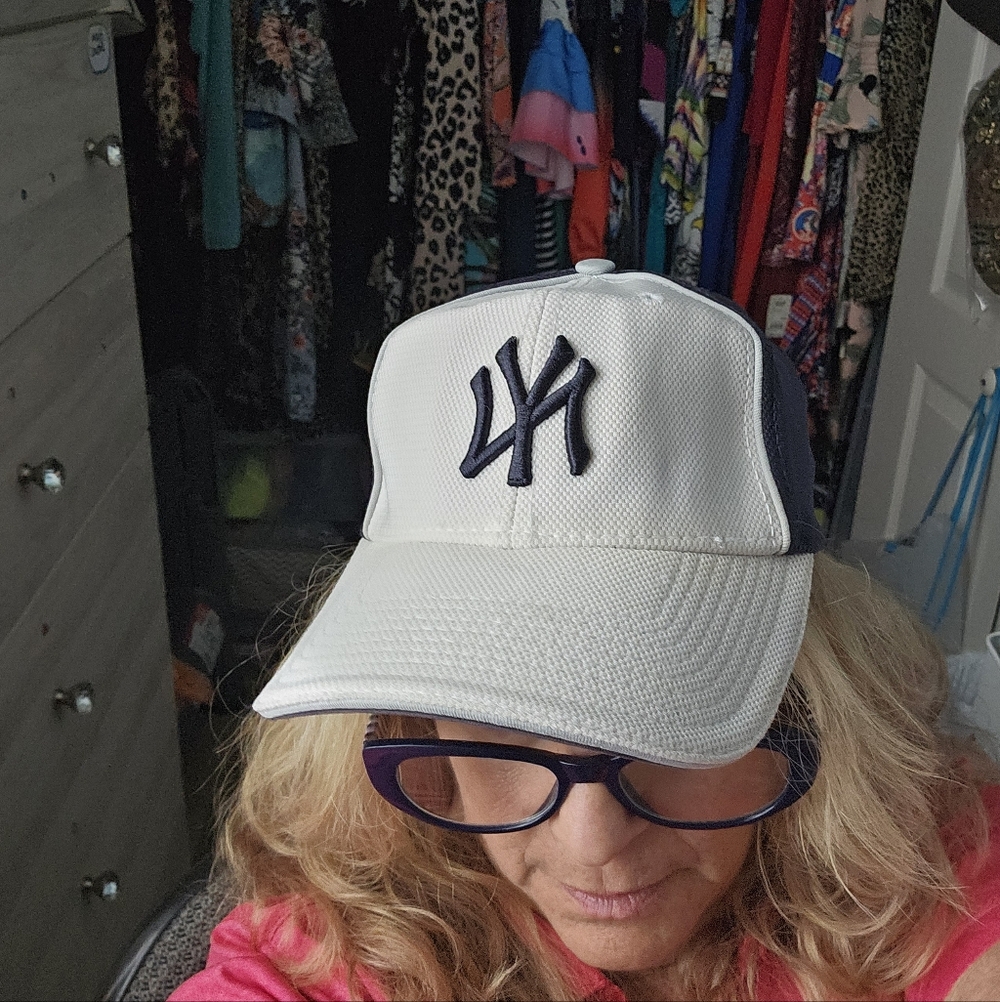 NY Yankee Ball Hat Blue White MED-LG Genuine Merchandise New Era